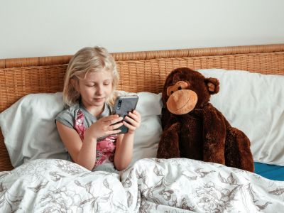 Ποιος είναι ο κατάλληλος χρόνος χρήσης οθονών για τα παιδιά το καλοκαίρι; Παιδίατρος εξηγεί