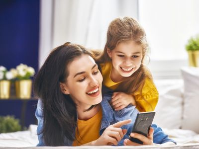 Μήπως ψάχνετε υπερβολικά γονεϊκές συμβουλές στα social media; Δείτε πόσο σας ωφελεί πραγματικά