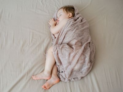 Καύσωνας και μωρό: SOS tips για ασφαλή ύπνο