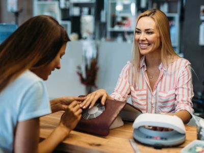 Πίσω από την επιθυμία για ένα μανικιούρ, κρύβεται μια βαθύτερη ανάγκη της μαμάς