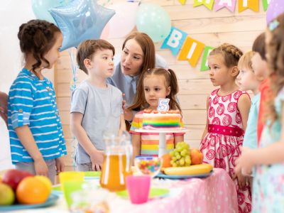 Το δίλημμα των γονιών: Είναι σωστό να φέρνεις απρόσκλητο αδερφάκι σε παιδικό πάρτι γενεθλίων;