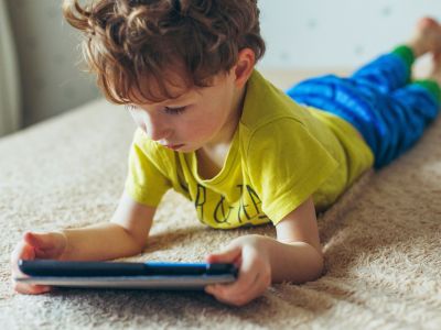 Γιατί ο εθισμός των παιδιών στις οθόνες ανησυχεί τους ειδικούς περισσότερο από τη διάρκεια χρήσης