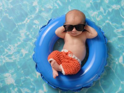 Πότε είναι ασφαλές να μπει το μωρό στην πισίνα; Οι παιδίατροι απαντούν