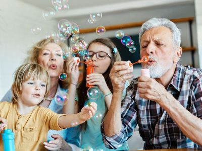 Πώς οι παππούδες και οι γιαγιάδες χτίζουν δυνατούς δεσμούς με τα εγγόνια τους - 7 συνήθειες