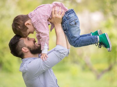 Όσοι μεγαλώνουν χωρίς ισχυρή πατρική φιγούρα συχνά αναπτύσσουν αυτά τα 7 χαρακτηριστικά ως ενήλικες