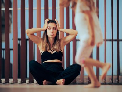 Καλοκαιρινό burnout: Ποιες είναι οι ψυχικές προκλήσεις των μαμάδων που δεν εργάζονται;