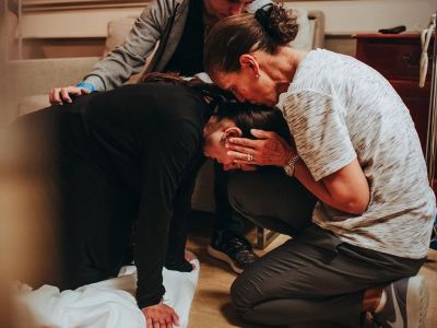 Μαμάδες δίπλα στις κόρες τους τη στιγμή του τοκετού: Μια συγκλονιστική παρακαταθήκη αγάπης