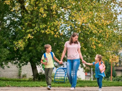 Πώς να μιλήσετε στο παιδί σας για τις ανησυχίες του πριν τη νέα σχολική χρονιά