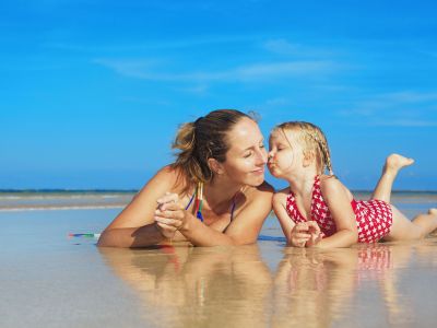 Το καλοκαίρι τα παιδιά χρειάζονται λιγότερους κανόνες και περισσότερες χαλαρές στιγμές μαζί σας
