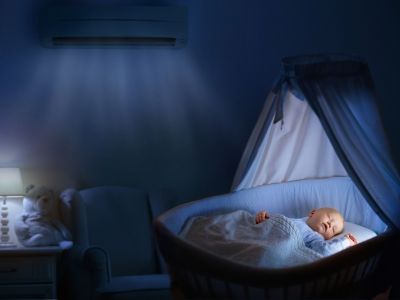 Καύσωνας και βρεφικός ύπνος: Μπορεί να κοιμηθεί το μωρό με κλιματιστικό το βράδυ;