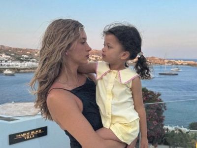 Γιολάντα Καλογεροπούλου:Οι οικογενειακές διακοπές σε Μύκονο και Αντίπαρο παρέα με αγαπημένους φίλους
