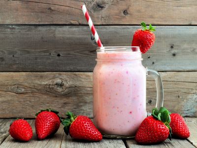 Πέντε συνταγές για δροσερά smoothies με φράουλα
