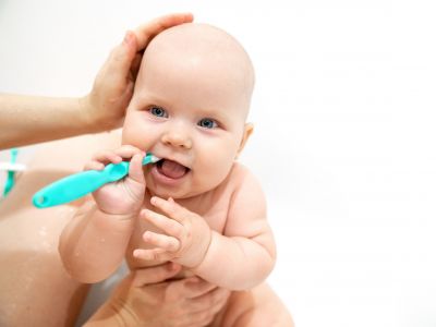 Πρέπει να καθαρίζετε τη γλώσσα του μωρού σας;