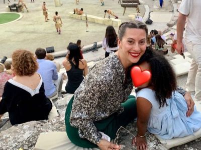 Βίκυ Βολιώτη: Η σπάνια φωτογραφία με την κόρη της στο Φεστιβάλ Αβινιόν