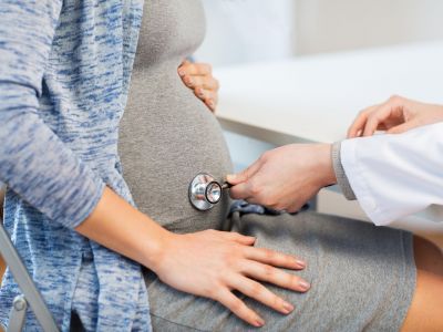 Καφέ υγρά στην εγκυμοσύνη: Είναι φυσιολογικά ή σημάδι ανησυχίας;
