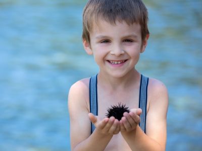 «Πάτησα αχινό»: 5 βήματα που πρέπει να κάνετε για να αντιμετωπίσετε τον πόνο