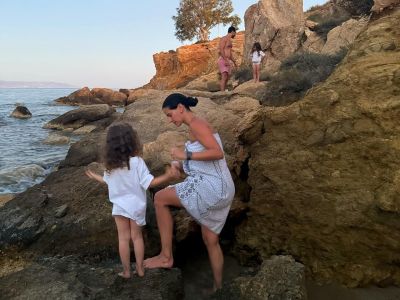 Οι δίδυμες κόρες της Χριστίνας Μπόμπα κλέβουν την παράσταση στις καλοκαιρινές τους διακοπές