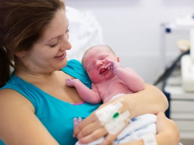 Είδα το νεογέννητο μωρό μου πρώτη φορά μέσα από μια οθόνη και αυτό ακόμα πονάει