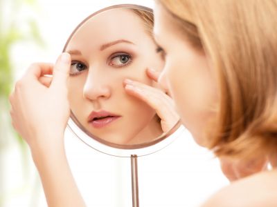 Baby oil και ρυτίδες: Φυσική λάμψη ή παγίδα για την επιδερμίδα;