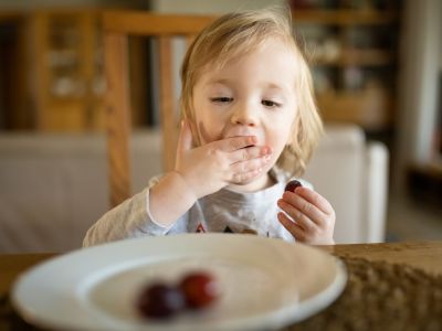 Καλοκαιρινά σνακ που μπορεί να κρύβουν κινδύνους (πνιγμονή) για τα μικρά παιδιά