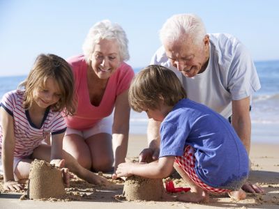 8 πράγματα που μόνο οι παππούδες και οι γιαγιάδες μπορούν να προσφέρουν στην οικογένεια