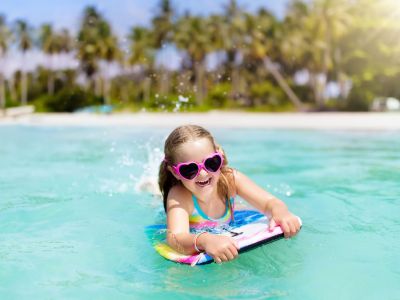 Οι 5 βασικοί κανόνες για να παίζουν τα παιδιά στο νερό με ασφάλεια