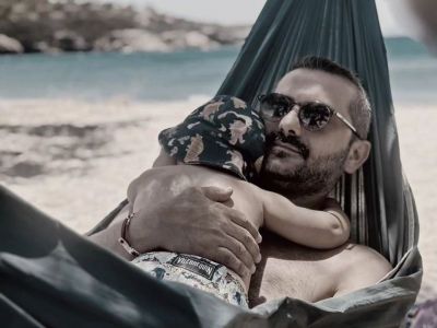 Ο Λεωνίδας Κουτσόπουλος απολαμβάνει τις διακοπές με τον γιο του - Το στιγμιότυπο από την παραλία