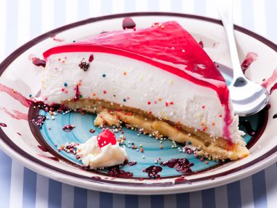 Γλυκό ψυγείου με πτι μπερ, ζελέ φράουλας και σαντιγί