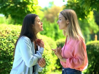 Πώς απομακρύνομαι από μία τοξική φίλη;