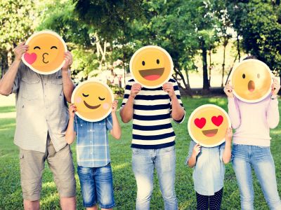 Τα emojis που μπερδεύουν τους γονείς: Τι πραγματικά εννοούν τα παιδιά σου;