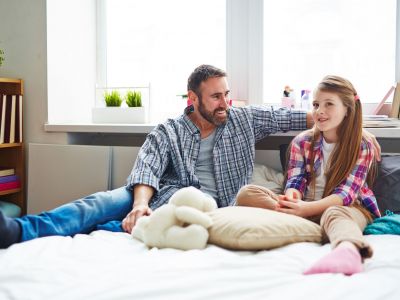 5 λόγοι που οι έφηβες απομακρύνονται από τον μπαμπά τους