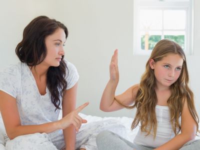 Γιατί επαναλαμβάνουμε τις συμπεριφορές των γονιών μας ακόμα κι όταν δεν το θέλουμε;