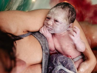 Η μαγεία της πρώτης επαφής: Όταν το νεογέννητο αντικρύζει τη μαμά του