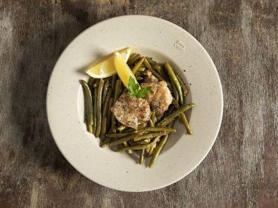 Σκέφτεσαι τι να μαγειρέψεις σήμερα; Φτιάξε ζουμερό κοτόπουλο λεμονάτο με φασολάκια