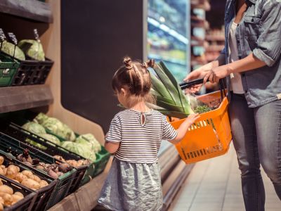 Εκτοξεύεται το κόστος φροντίδας παιδιών στην Ελλάδα σύμφωνα με νέα διεθνή μελέτη