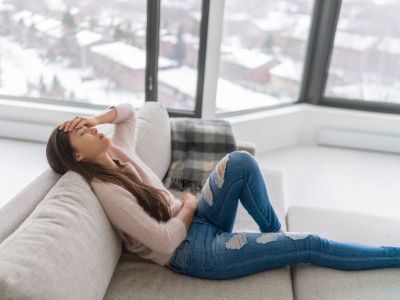 Ημικρανία και οιστρογόνα: Όταν οι ορμόνες πυροδοτούν τον πόνο