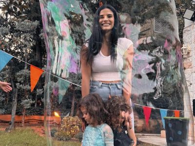 Χριστίνα Μπόμπα: Πώς περνάει δημιουργικά τον χρόνο της με τις κόρες της στην Πάρο