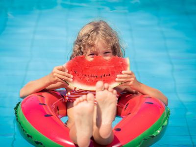 Καύσωνας και παιδί: Τι να τρώει και τι να αποφεύγει