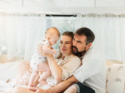 1 minute expert tips: Πρώτες διακοπές με μωρό - Τι να πάρετε μαζί σας (vid)