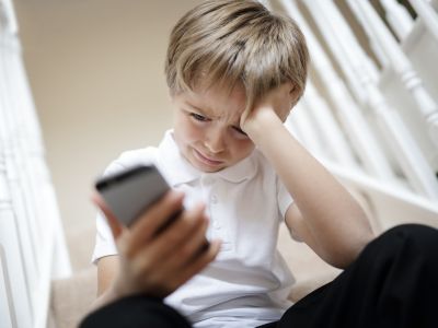 Τα smartphones πριν τα 13 επηρεάζουν αρνητικά την ψυχική υγεία των παιδιών, σύμφωνα με νέα μελέτη