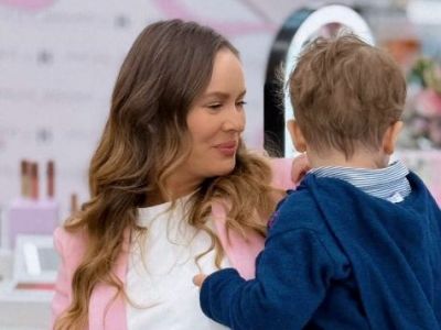 Πώς ετοίμασε η Ανίτα Μπραντ το πάρτι του Χρήστου: DIY προσκλητήριο με AI και δεκάδες μπαλόνια