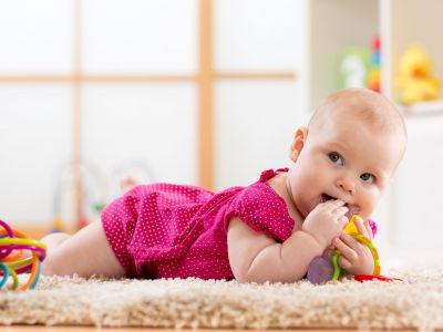 7 μηνών μωρό: Τι καταφέρνει να κάνει το μωρό σας και πώς να το βοηθήσετε