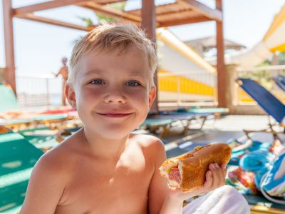 Τι πρέπει (και τι δεν πρέπει) να τρώνε τα παιδιά πριν μπουν στη θάλασσα;