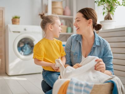 Χλωρίνη στο πλυντήριο: 6 μυστικά για πεντακάθαρα ρούχα χωρίς φθορές