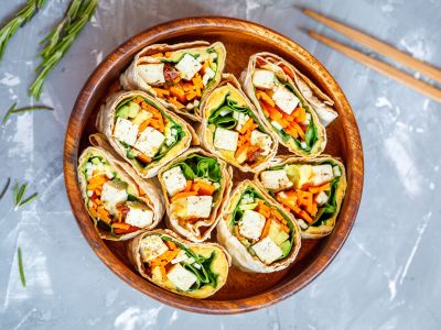 Καλοκαιρινό snack για την παραλία: Χούμους wraps με λαχανικά – ελαφρύ, υγιεινό και πεντανόστιμο
