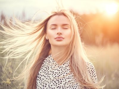 5 φυσικοί τρόποι να ανοίξετε το χρώμα των μαλλιών σας αυτό το καλοκαίρι