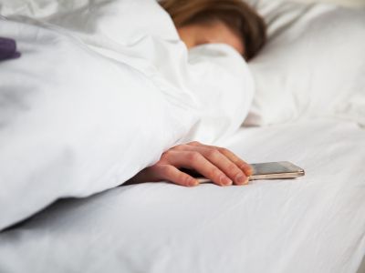 Κοιμάστε με το κινητό δίπλα στο μαξιλάρι; Να γιατί θα πρέπει να σταματήσετε αυτή τη συνήθεια