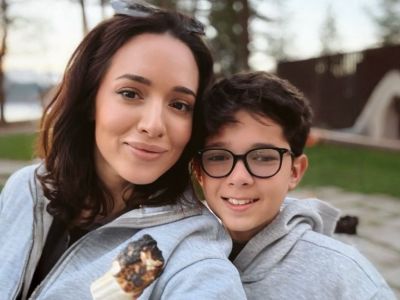 Η Καλομοίρα απολαμβάνει το καλοκαίρι στη λίμνη Tahoe φτιάχνοντας s’mores με τα παιδιά της