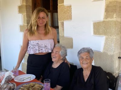 Κατερίνα Καραβάτου: «Η ευτυχισμένη οικογένεια είναι ένας παράδεισος» - Οι φώτο με τις θείες της