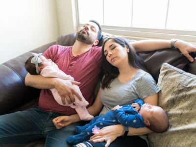 6 συμβουλές για να μην τρελαθείτε από την αυπνία ως νέοι γονείς